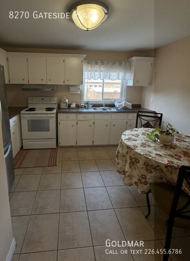 Building Photo - Charming Home with personal driveway, fenc...