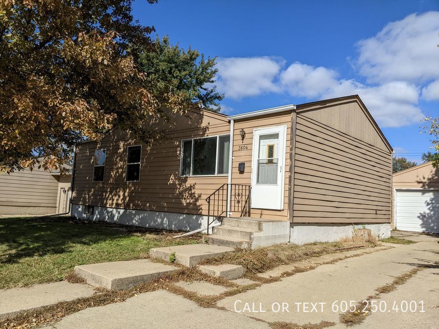 Primary Photo - Cozy 3 Bedroom 1 Bathroom Home w/ Garage i...