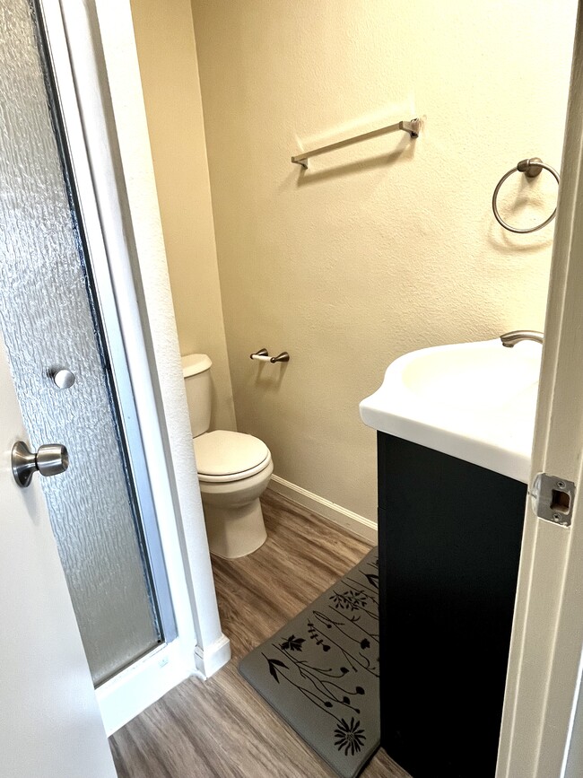 bathroom - Imperial Palms Apartments