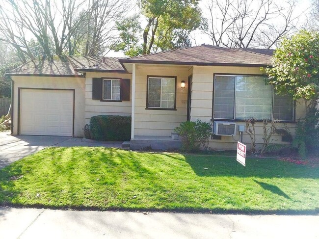 Building Photo - ADORABLE 2/1 (East Sac Location) Duplex!