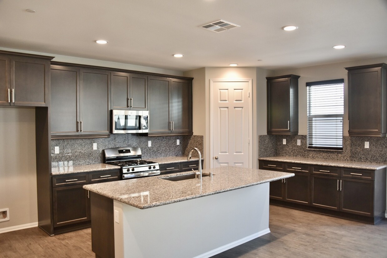Foto principal - 24164 Selwood Dr