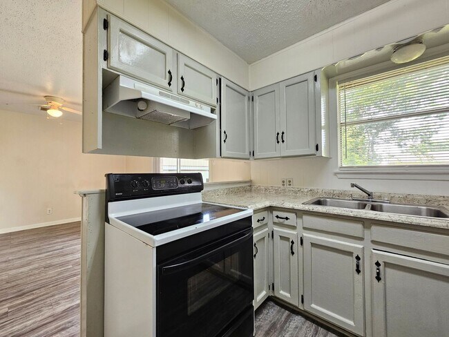 Foto del edificio - RENT SPECIAL WITH IMMEDIATE MOVE IN & AVAILABLE NOW!