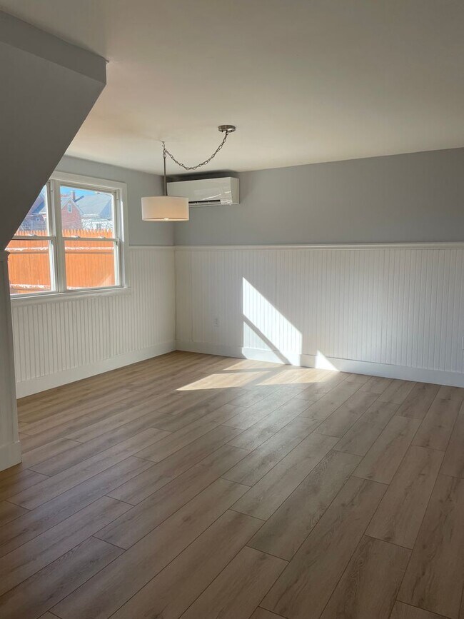 Building Photo - Fully Renovated Spacious Home Walking Dist...