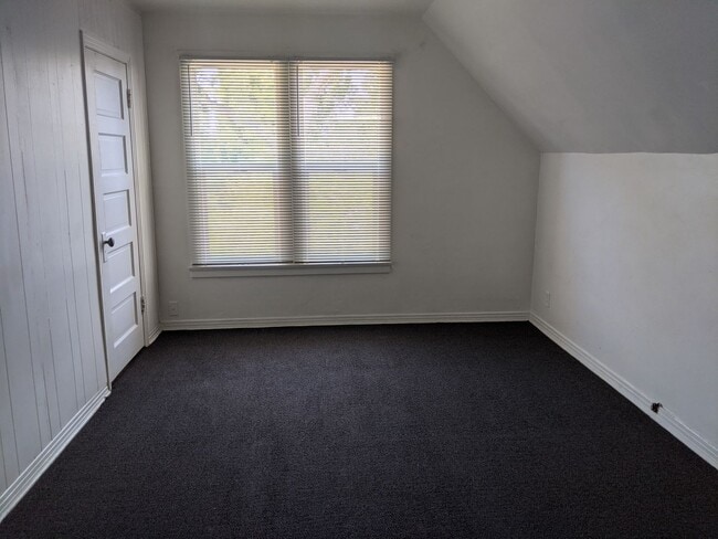 Building Photo - $800 - 1 Bedroom, 1 Bathroom Apartment Clo...