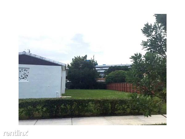 Building Photo - 2000 SW 33rd Ave