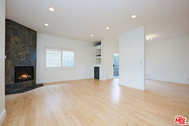 Building Photo - 2708 Arizona Ave