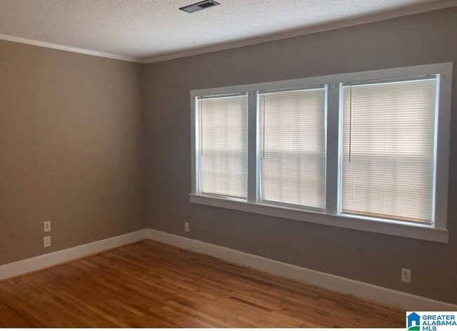 Foto del edificio - 303 S Broadway Ave