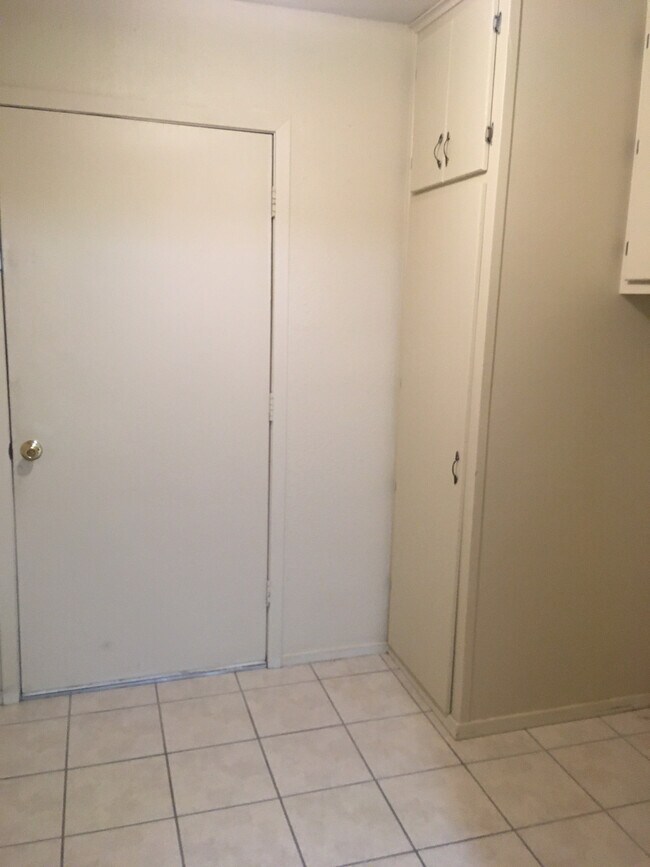 Building Photo - 5847 Pine Hill Dr