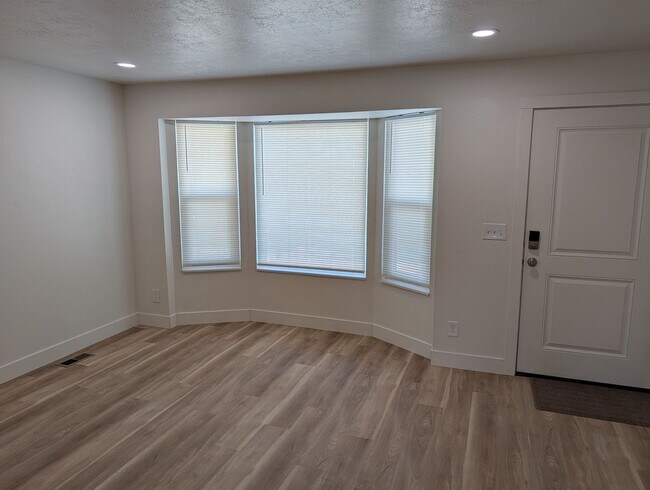 Foto del edificio - 4 Bedroom 1.5 Bath Twin-Home