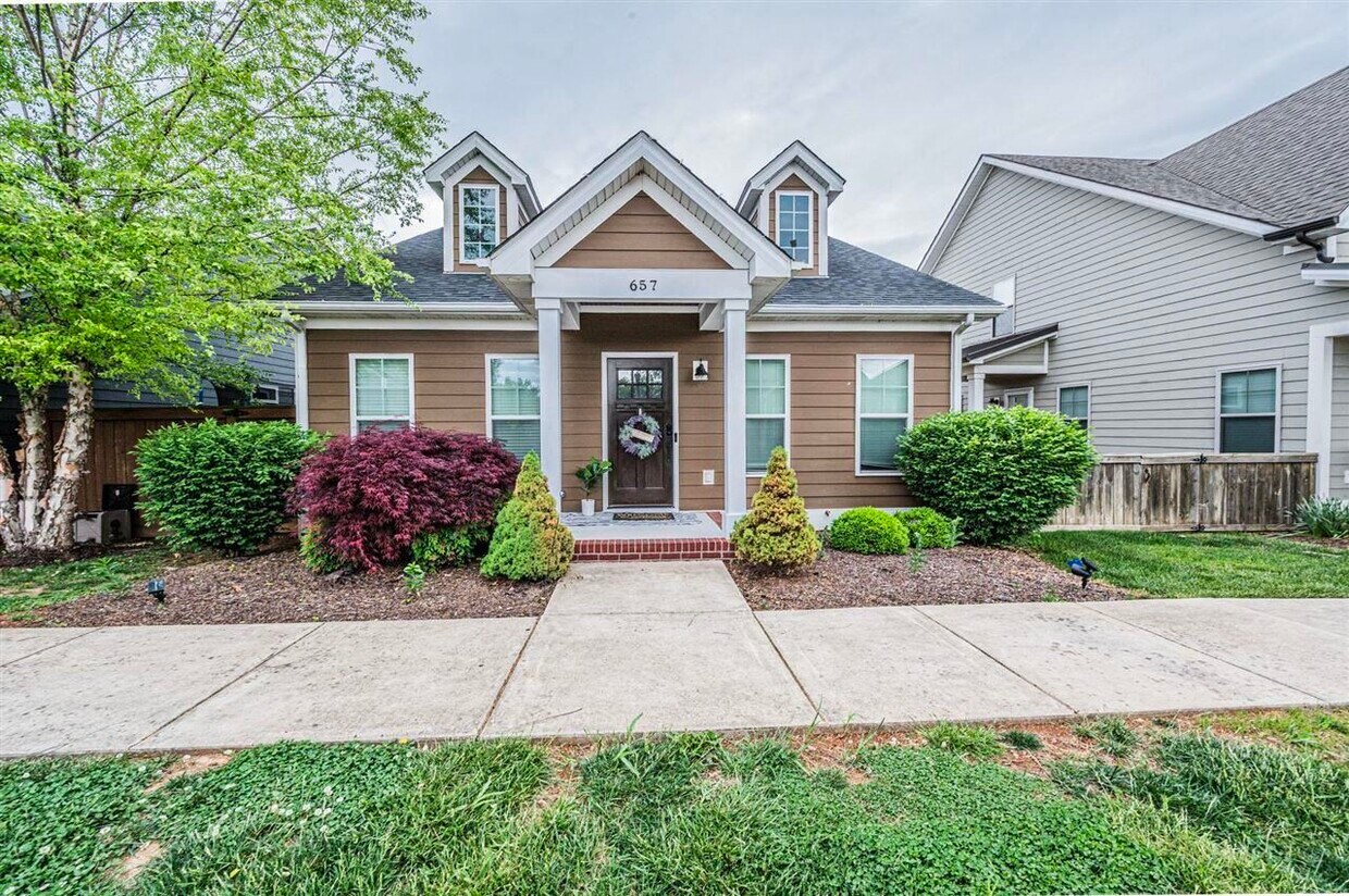 Foto principal - 657 Constitution Dr
