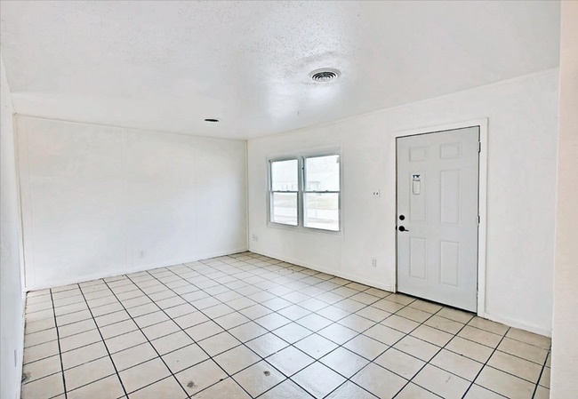 Foto del edificio - 824 St Monica Dr