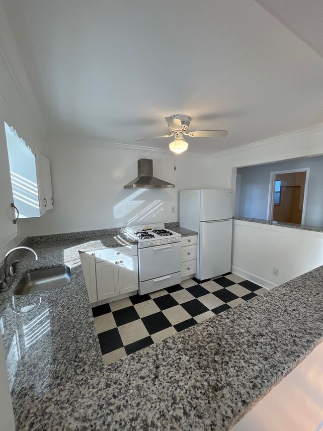 Building Photo - 1BR w Porch - Moments from Piedmont Park