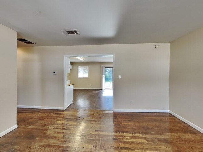 Foto del edificio - One Month FREE!!! Cozy 4 Bedroom located i...