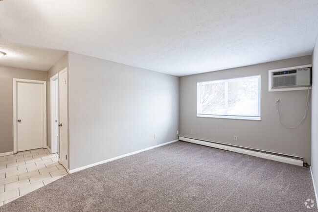 1BR, 1BA - 554SF - Living Room - Kensington Club Apartments