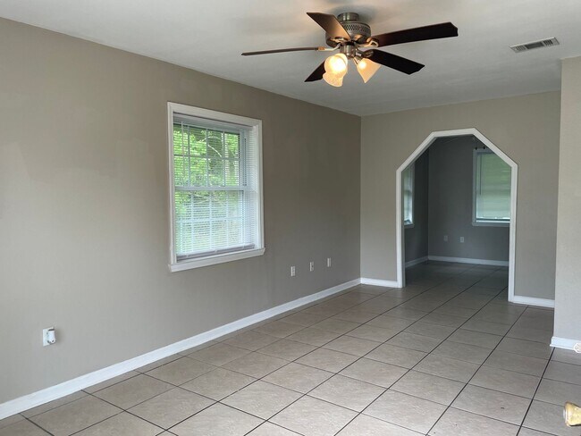 Foto del edificio - 3 BEDROOM READY TO MOVE-IN