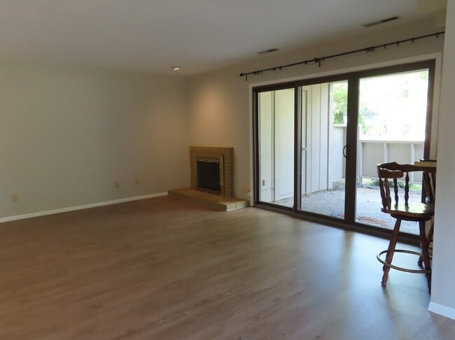 Building Photo - 2109 Melrose Dr