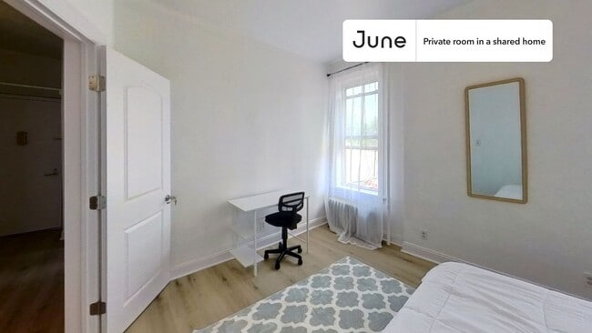 Foto del edificio - Private bedroom in 4 bed/1 bath Home