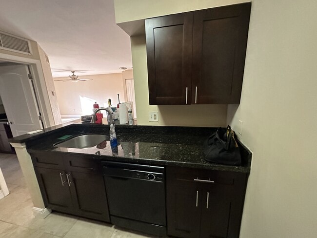 Building Photo - 2811 N Oakland Forest Dr