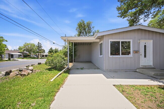 Foto del edificio - $2,640.95- 4 Bed, 2 Bath Home in Denver with Patio Space and In Unit Laundry!
