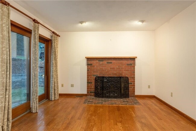 Building Photo - 48 Hemlock Ln
