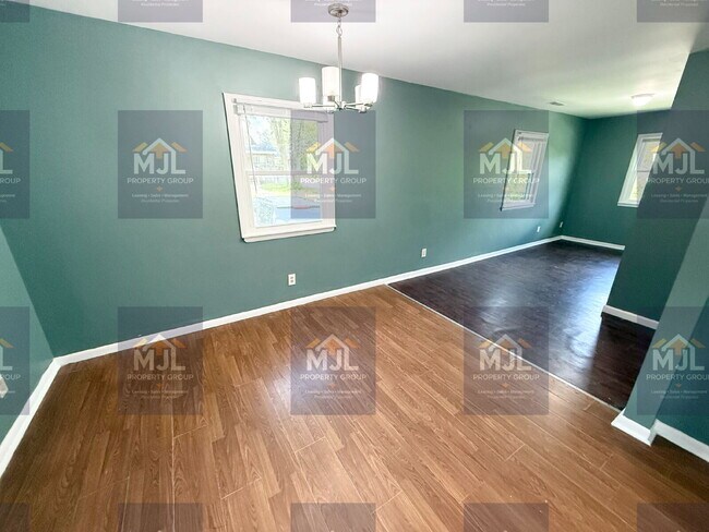 Foto del edificio - Spacious 3 Bedroom / 1 Bath Apartment in Sugar Creek *Ready Now*