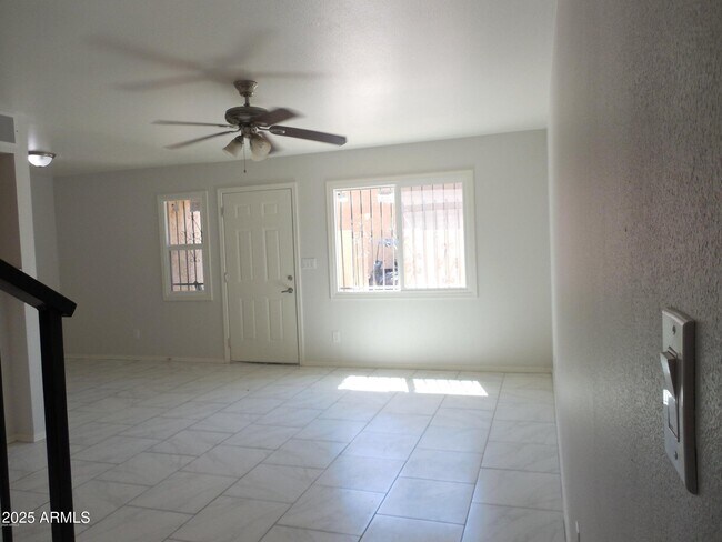 Foto del edificio - 4712 E Broadway Rd