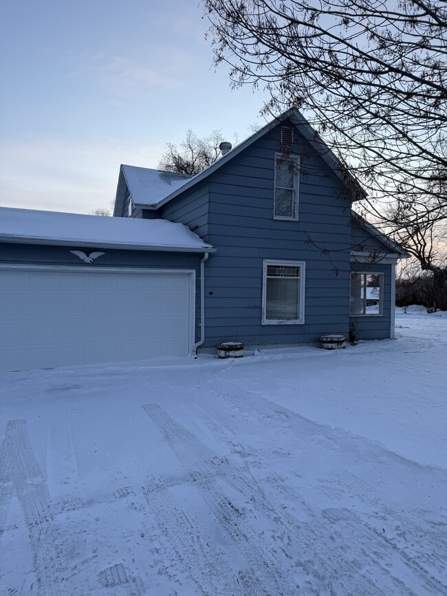 Building Photo - 706 Springen Ave