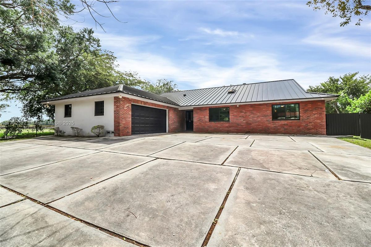 Foto principal - 9620 NW 26th Ct
