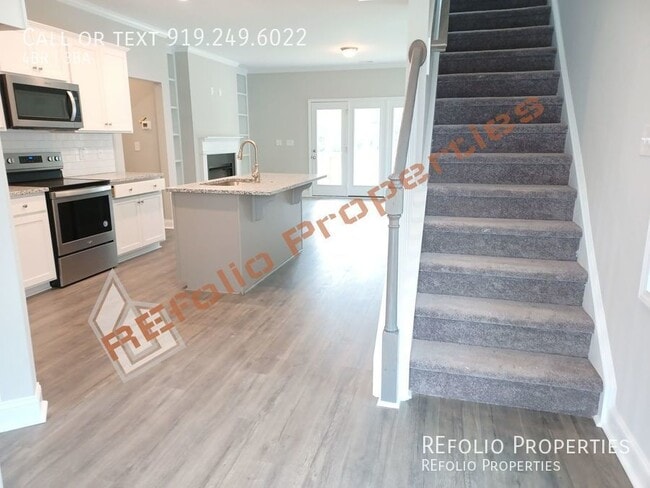 Building Photo - Beautiful 4 Bedroom 2.5 Bath Home with Pri...