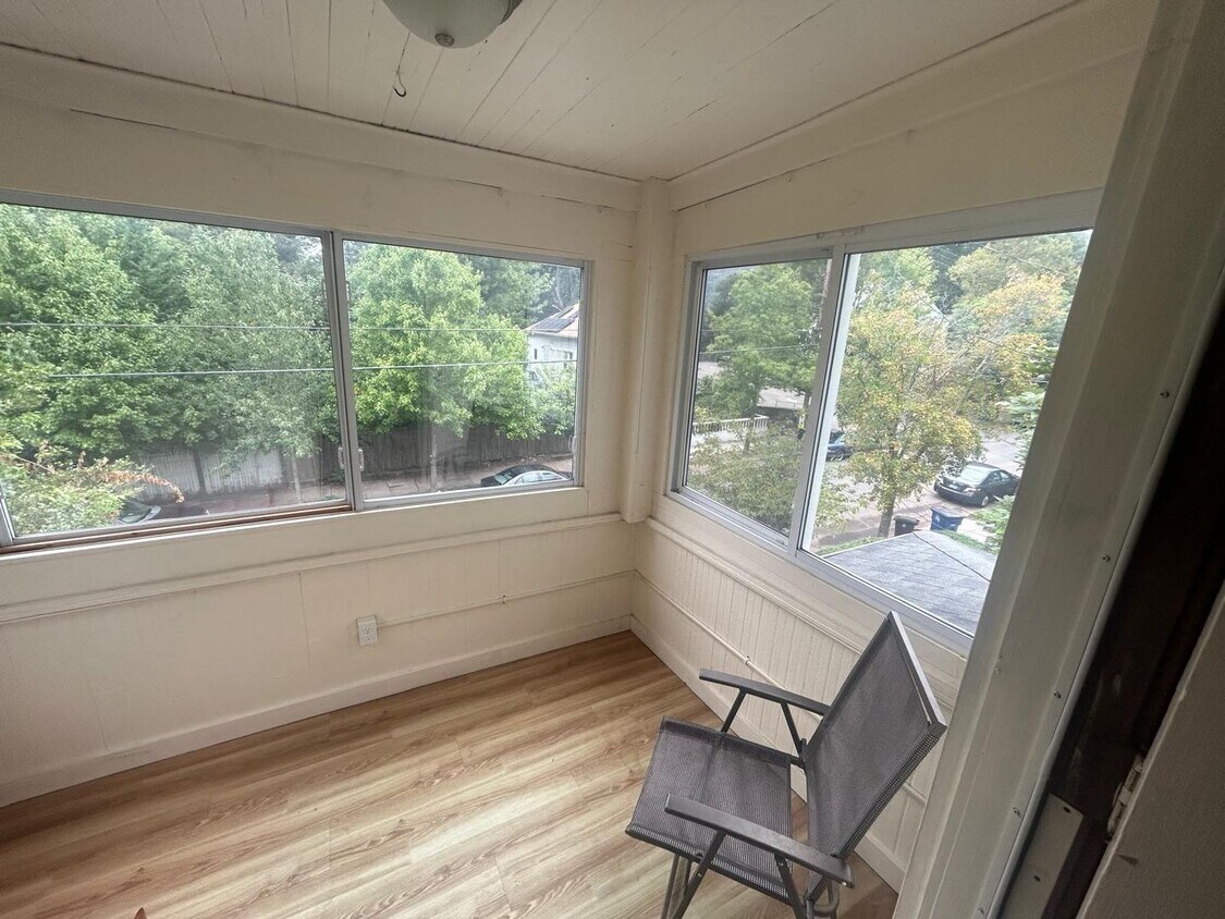 Primary Photo - 261 View St