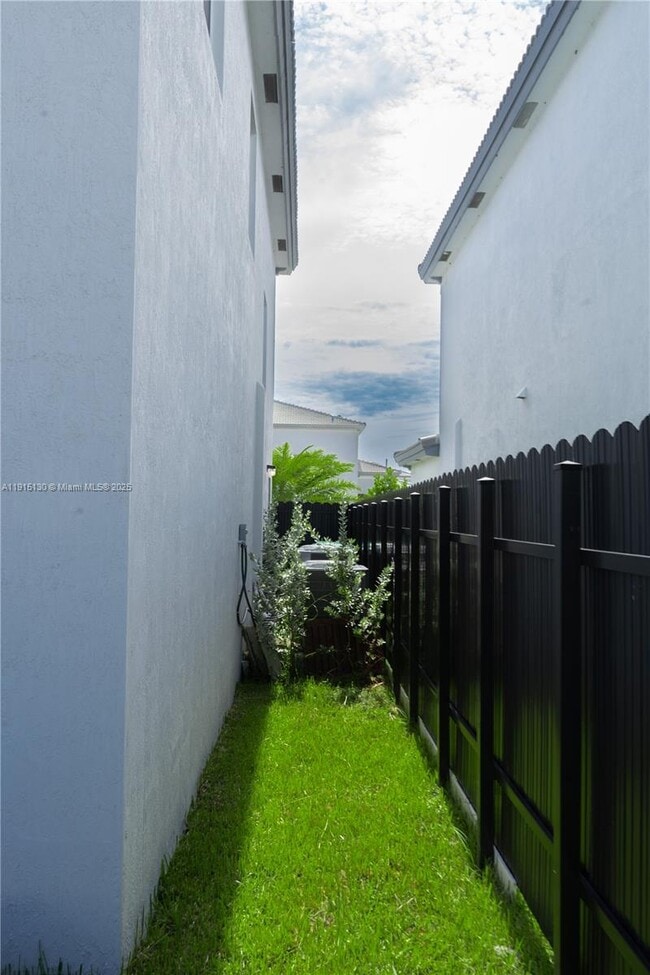 Building Photo - 16144 SW 148th Pl