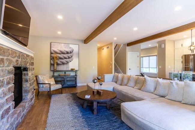 Building Photo - 5200 Lake Mendota Dr