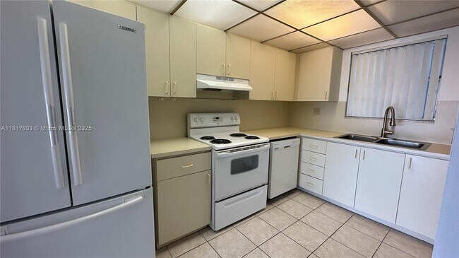 Building Photo - 9359 Fontainebleau Blvd
