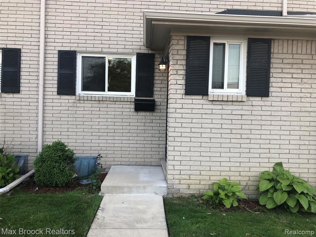 Foto principal - 27431 Hoover Rd