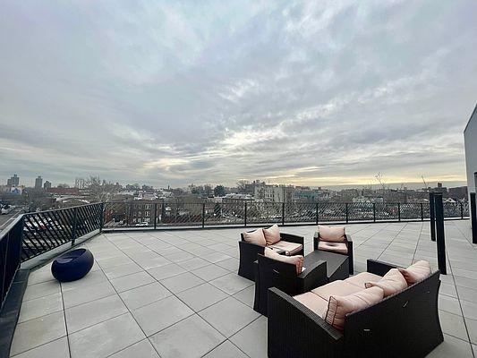 Foto del edificio - 3 bedroom in BRONX NY 10460