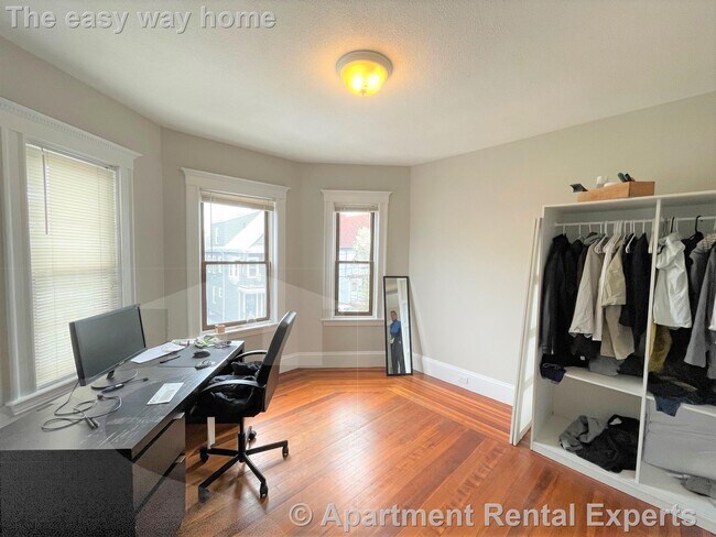 Building Photo - Large 2BR - 10 Mins to Davis Sq -  2 Parki...