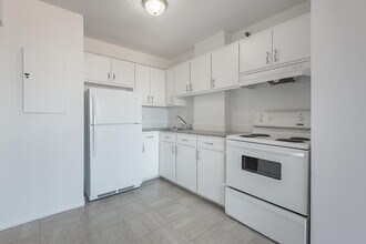 Building Photo - 10205 Ave de Bois-de-Boulogne