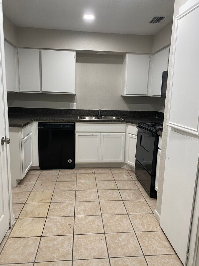 Building Photo - Large 3 bedroom townhome