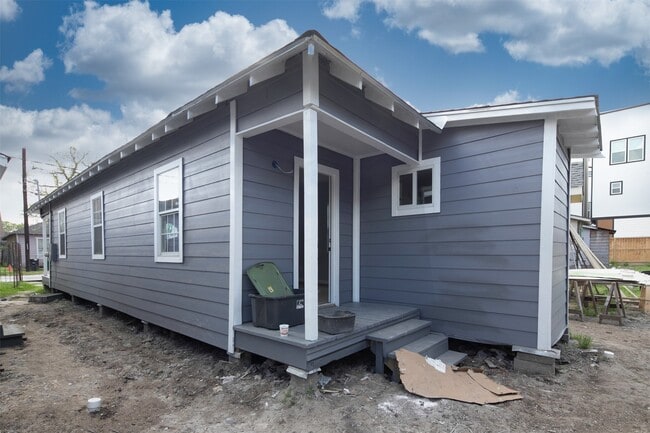 Building Photo - 1319 Bayou St