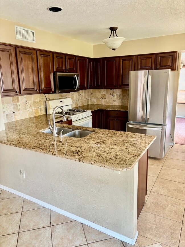 Foto del edificio - Beautiful 3-Bedroom, 2-Story Home – Great ...