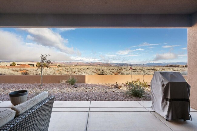 Foto del edificio - Stunning home with Unobstructed Panoramic Views of Pine Valley Mountain —  6-Month Lease Only
