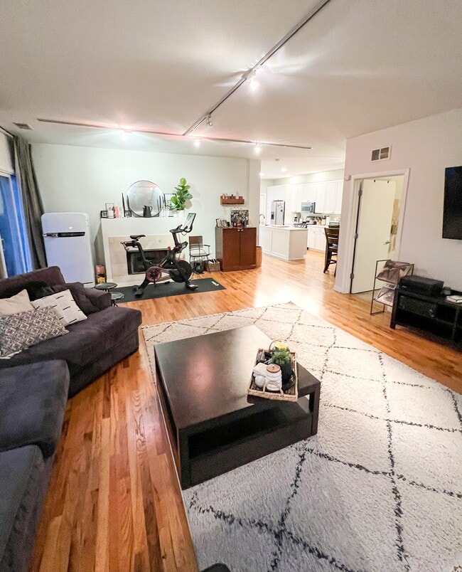 Building Photo - 912 W Chicago Ave