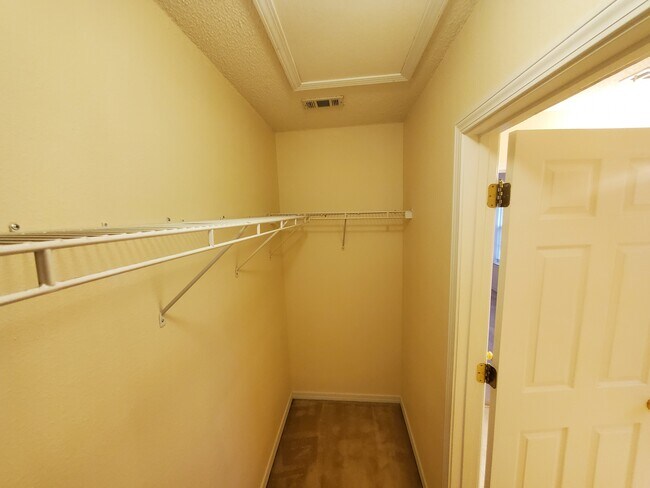 Vestidor en el baño principal - 5165 Victoria Dr