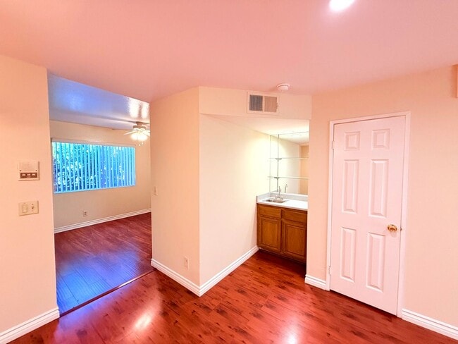 Foto del edificio - 12251 Moorpark St