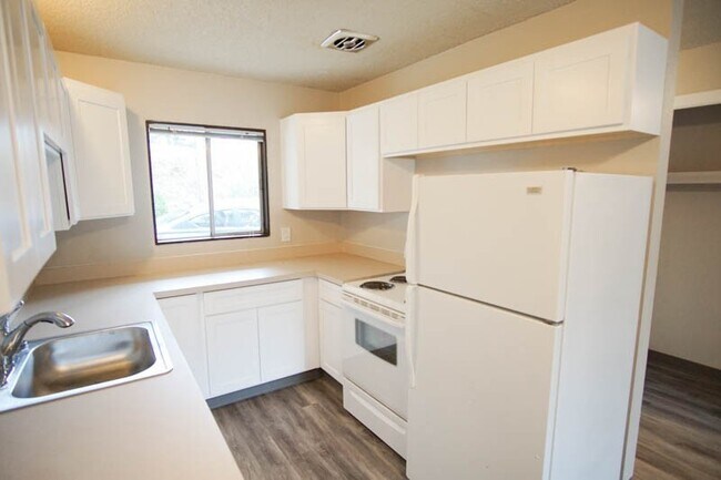 Foto del edificio - 1 Bdr w/Large Closets, DW, & Private Balcony! $500 Bonus!