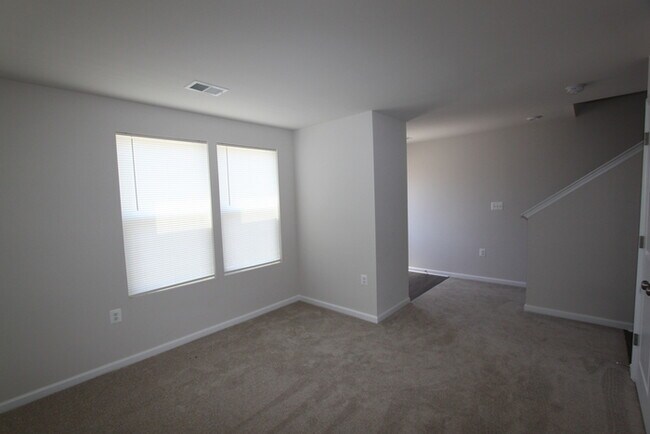 Building Photo - 215 Presidents Pointe