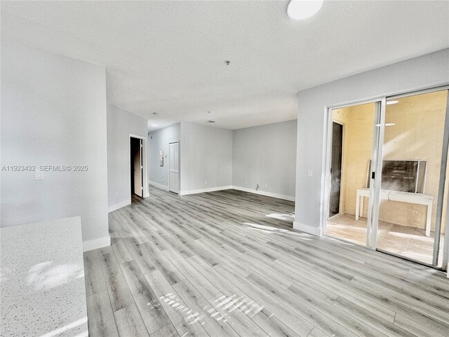 Building Photo - 120 Jacaranda Country Club Dr