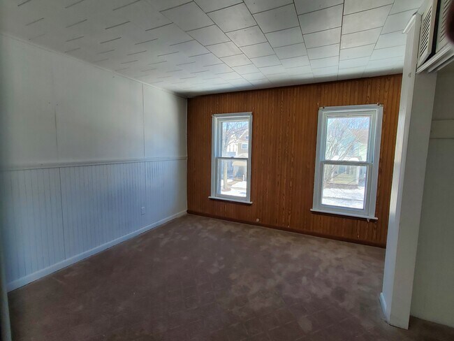 Bedroom & Windows - 51 Austin St