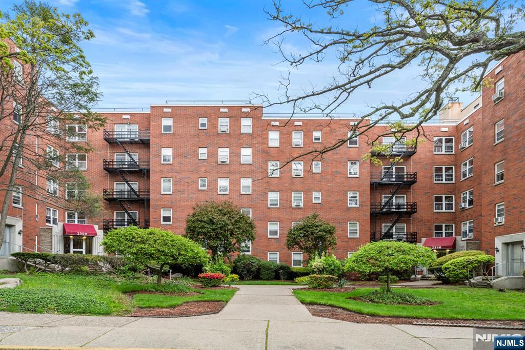 Foto principal - 2350 Linwood Ave