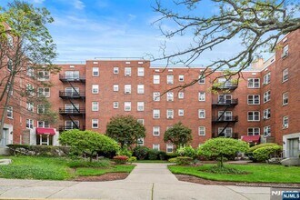 Building Photo - 2350 Linwood Ave